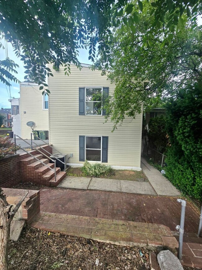 Building Photo - 247 S 8th St