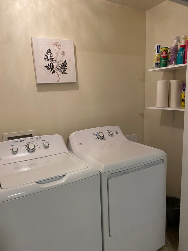 Building Photo - 489 Penny Ln