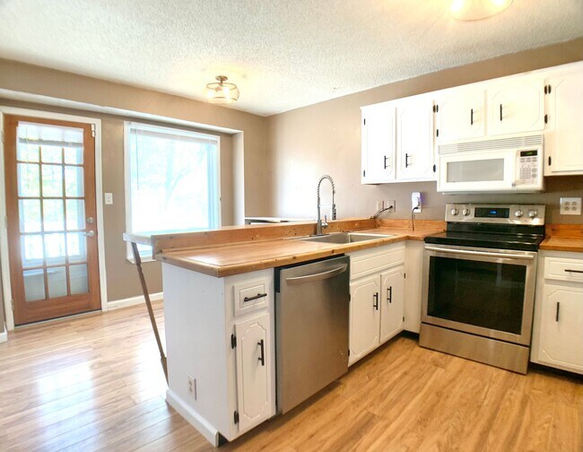 Building Photo - 3401 Oak Lawn Dr