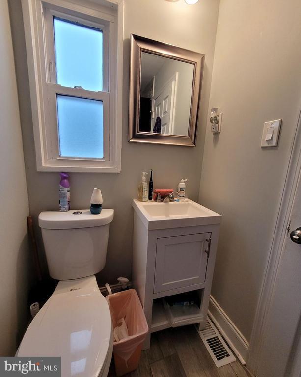 Building Photo - 302 Iris Rd