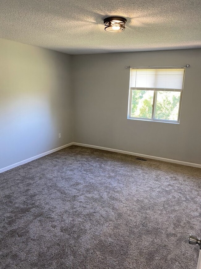 Building Photo - 1104 Fishlock Ave