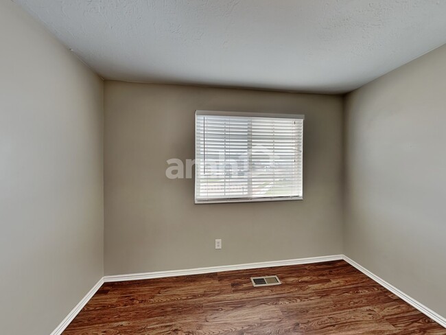 Building Photo - 498 N 500 W