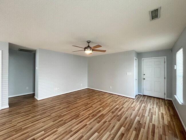 Building Photo - Classic 3BD, 2BA Apex Home in a Prime Location with a Fully Fenced Yard