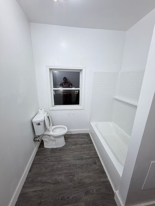 Building Photo - Police and first responders >> Three Beds , and One Bath