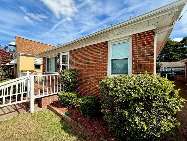 Building Photo - ***Renovated 3 Bedroom Ranch*Near Casino & Naval Hospital & Shipyard