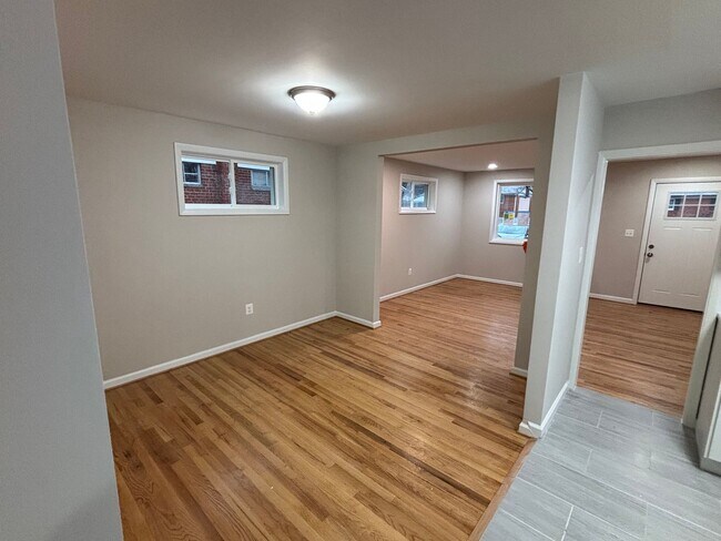Building Photo - 4 Bedroom 3 Full Bathrooms Newly Renovated...