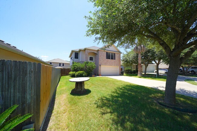 Building Photo - Lovely Cul-De-Sac Home in Schertz/Cibolo N...