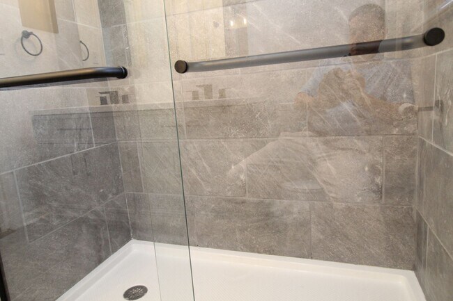 Building Photo - July 2025 FREE On This 2 Bedroom 1 Bath Ho...