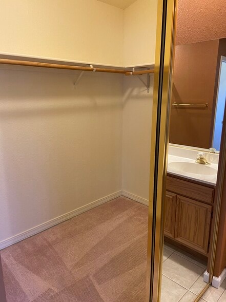 Building Photo - 3964 Glenview Terrace