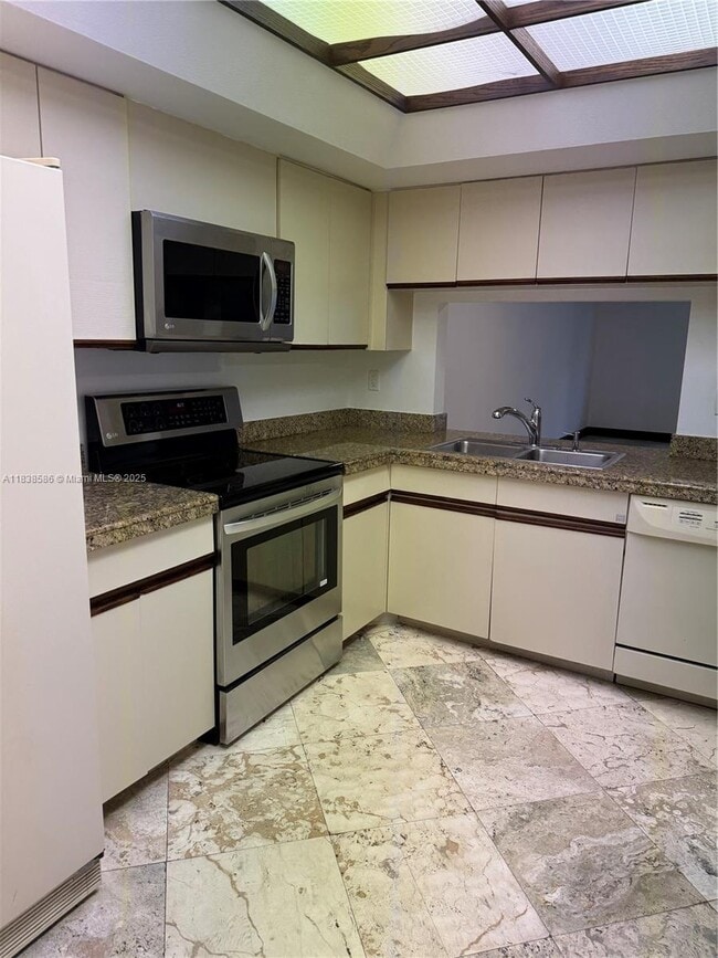 Building Photo - 520 Brickell Key Dr
