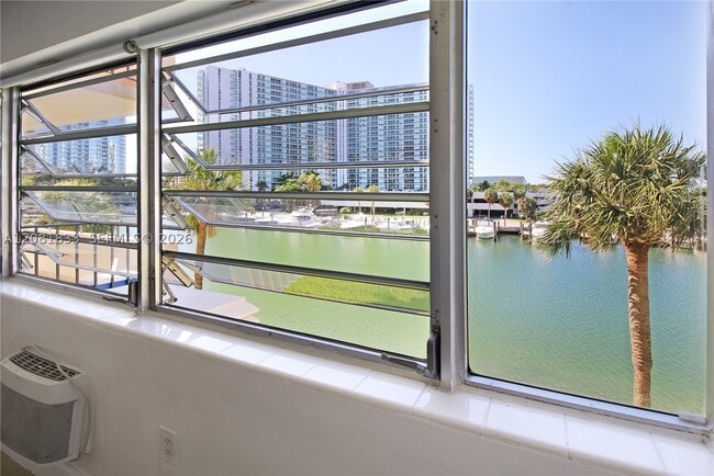Building Photo - 220 Kings Point Dr