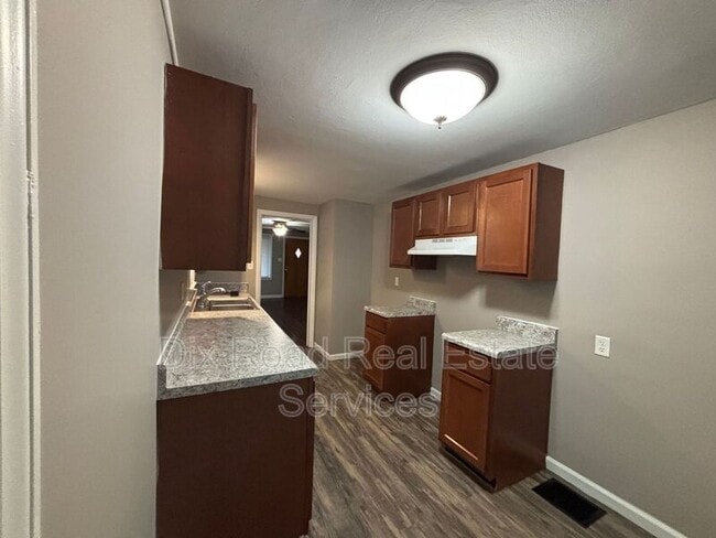 Building Photo - 1670 Darst Ave