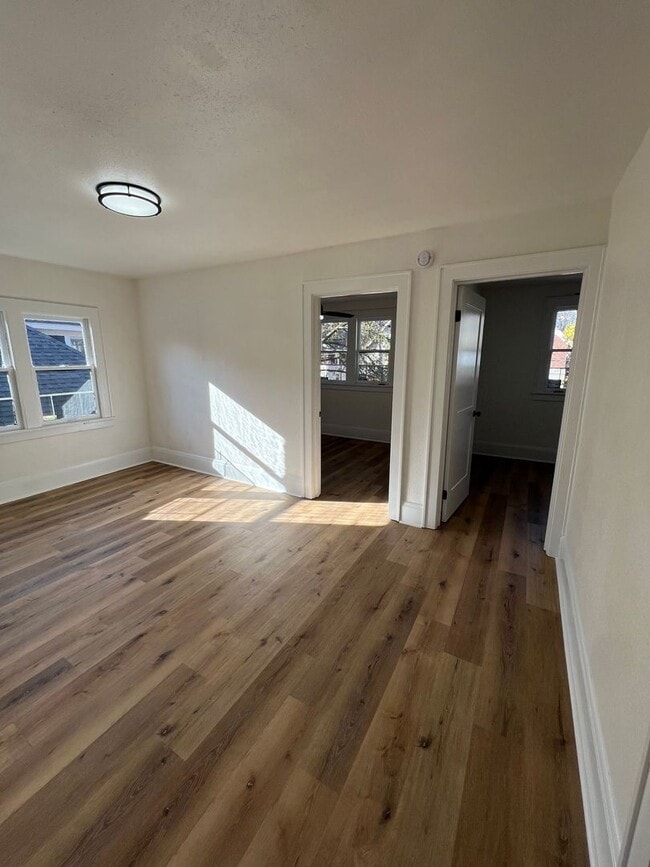 Building Photo - Brand new fully renovated 5 Bedroom Single...