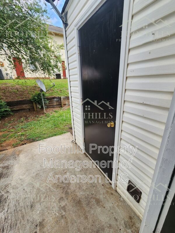 Building Photo - 108 Woodland Dr