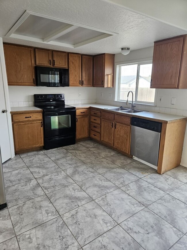 Building Photo - ** SPECIAL $1000 OFF 1st Months Rent**  3 bedroom home in Nampa !!