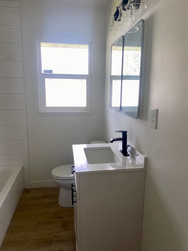 Building Photo - Northside 3 Bedroom 1 Bath Brick Rancher