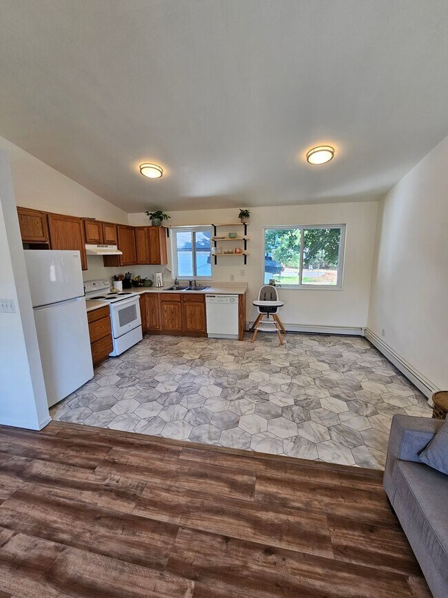 Building Photo - Sherwood Duplex and House