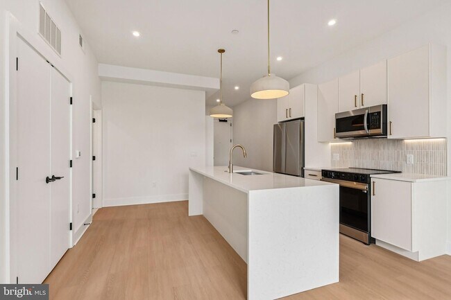 Building Photo - 30 W Allens Ln