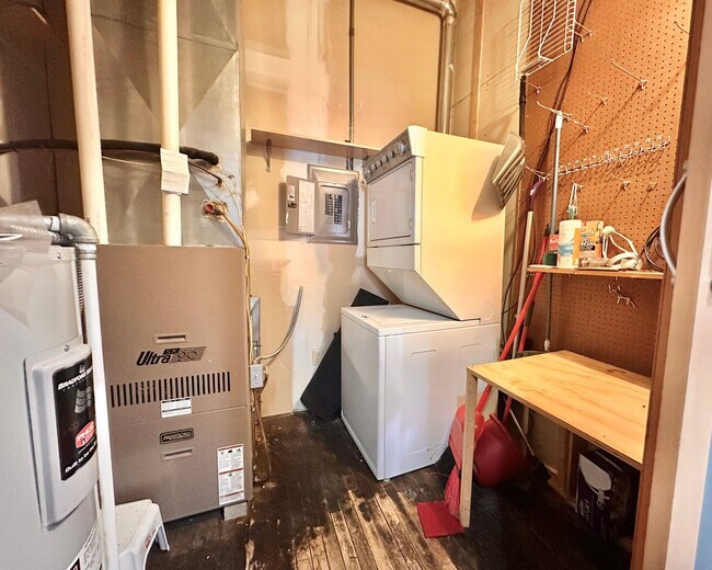 Building Photo - Oversized Downtown 1 Bed, 1 Bath + Den Condo!