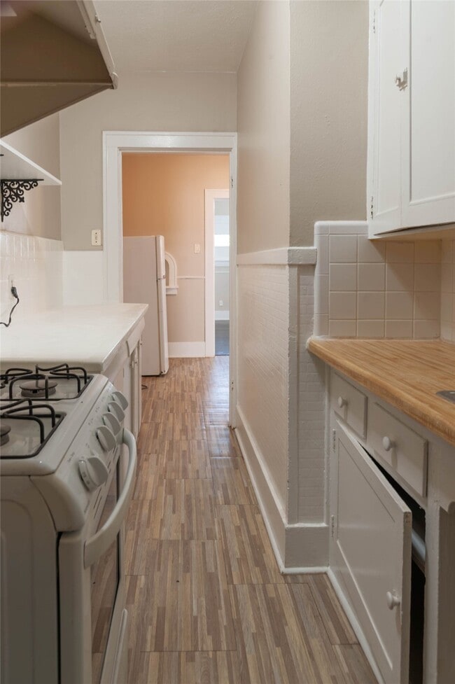 Building Photo - 405 W Clay St