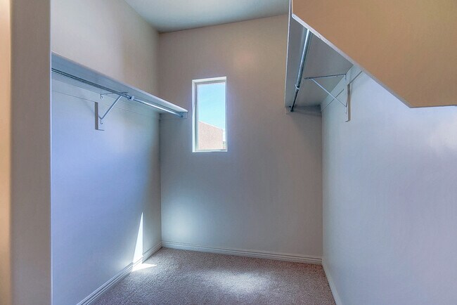 Building Photo - 4 Bedroom End Unit in Sienna Hills! Small Dog Friendly!