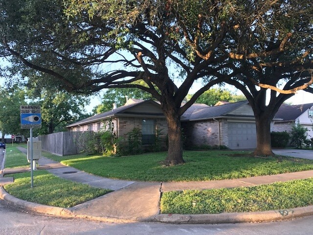 Primary Photo - 15422 Wildwood Lake Dr