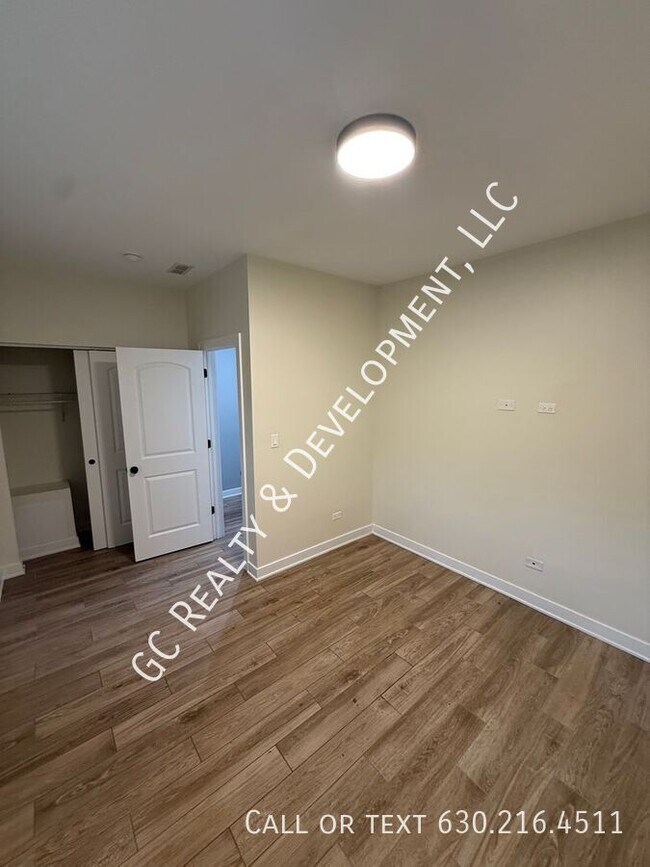 Building Photo - 3014 W Warren Blvd