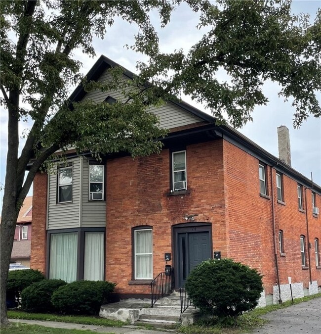 Primary Photo - 74 Richmond St