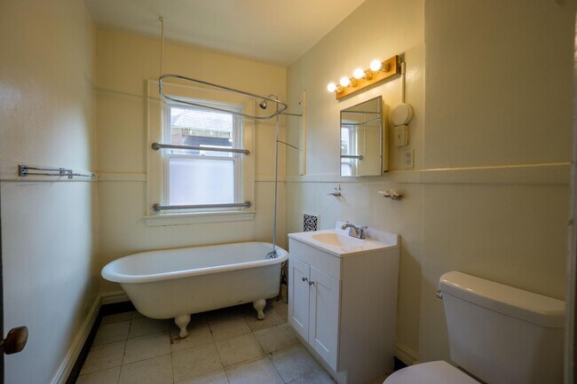 Building Photo - Spacious 3 Bedroom With Beautiful Front Po...