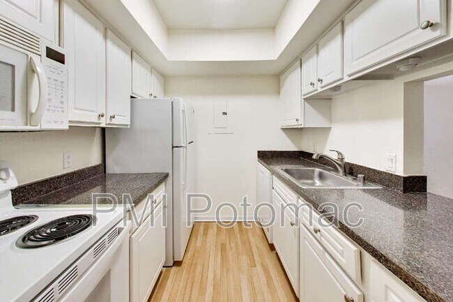 Building Photo - 18310 Streamside Dr