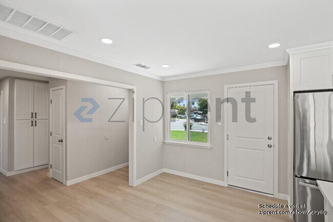 Building Photo - 1723 Laine Ave