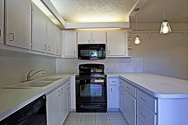 Building Photo - Parkwoods 1556-1