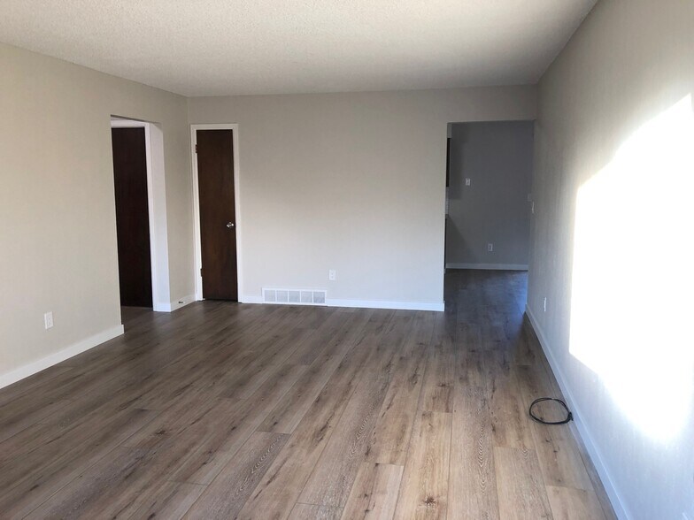 living room - 828 Ulysses St