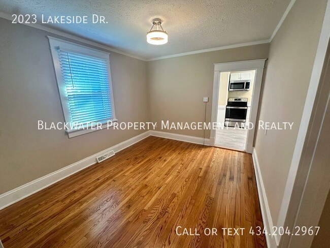 Building Photo - 3 Bedroom Home Off Lakeside Drive!