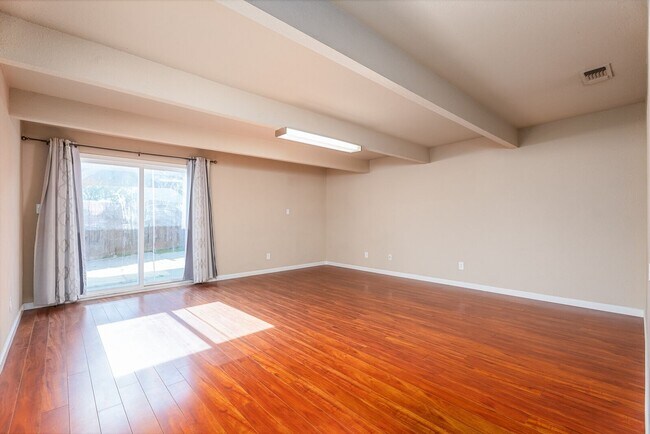 Building Photo - 290 Lindley Dr