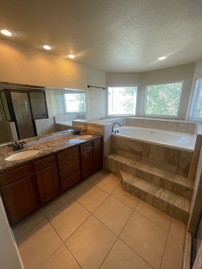 Building Photo - Lovely Spacious 4 Bedroom Home w/office space in Rinconada Area