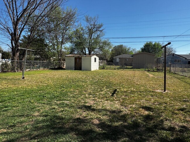 Building Photo - 1804 NW Hoover Ave