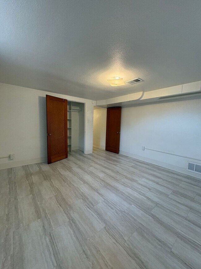Building Photo - 2308 6th Ave