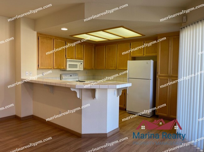 Building Photo - 2 Bedroom, 2 Bath Beautiful Townhouse Cond...