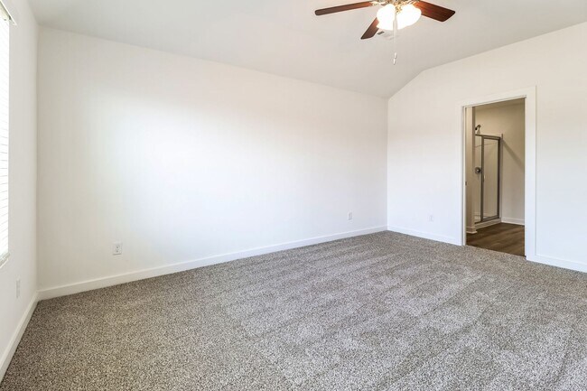 Building Photo - 110 E Fredonia Ct