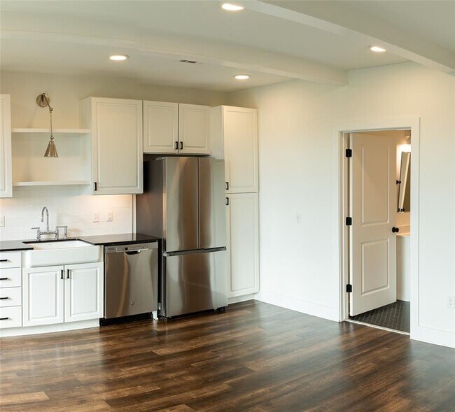 Building Photo - 4704 Sunset Trail