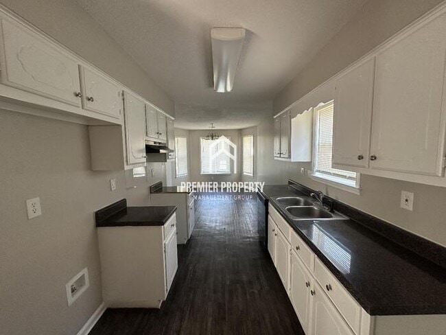 Building Photo - 2188 Longlane Dr