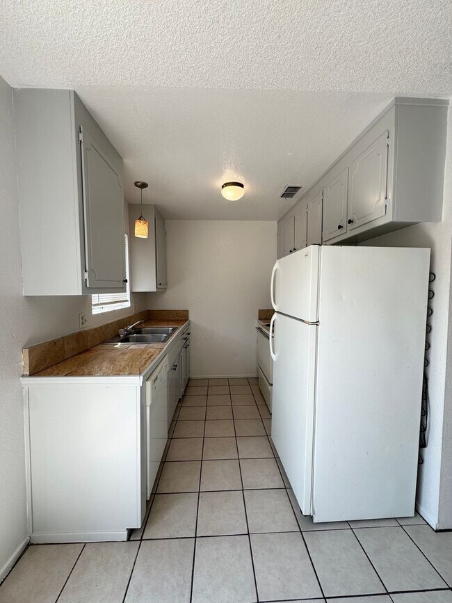 Building Photo - MO558