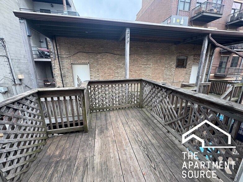 Building Photo - 907 W Belmont Ave