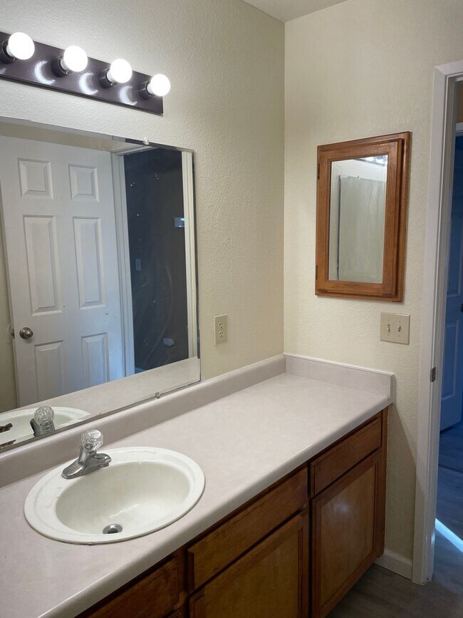 Building Photo - 3 BED 2 BATH IN SHASTA LAKE
