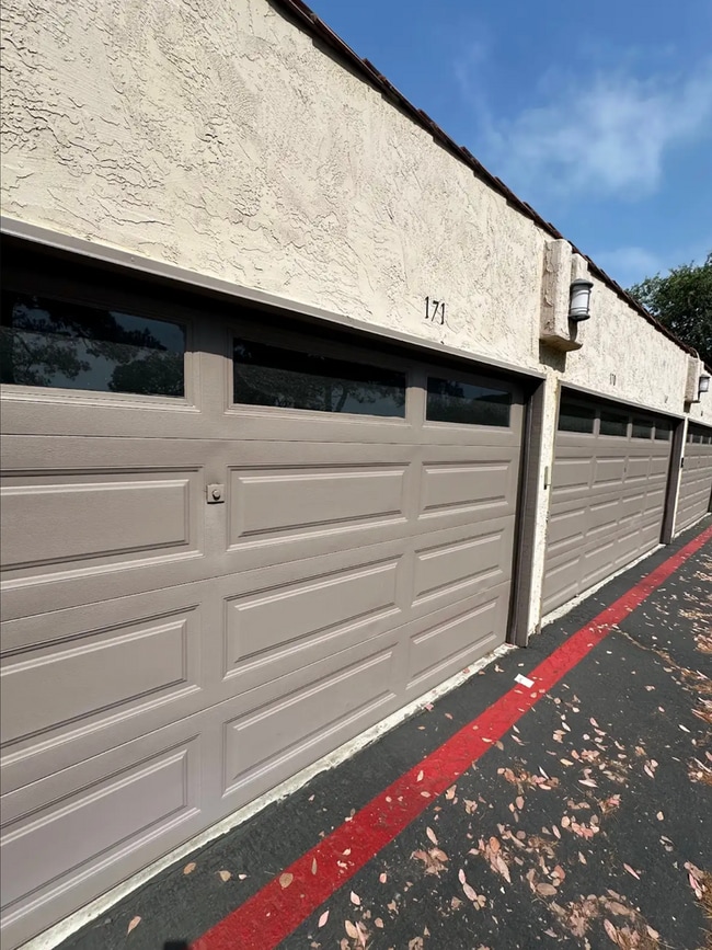 Building Photo - Awesome Condo - Complex W/ Pool, Gym & BBQ...