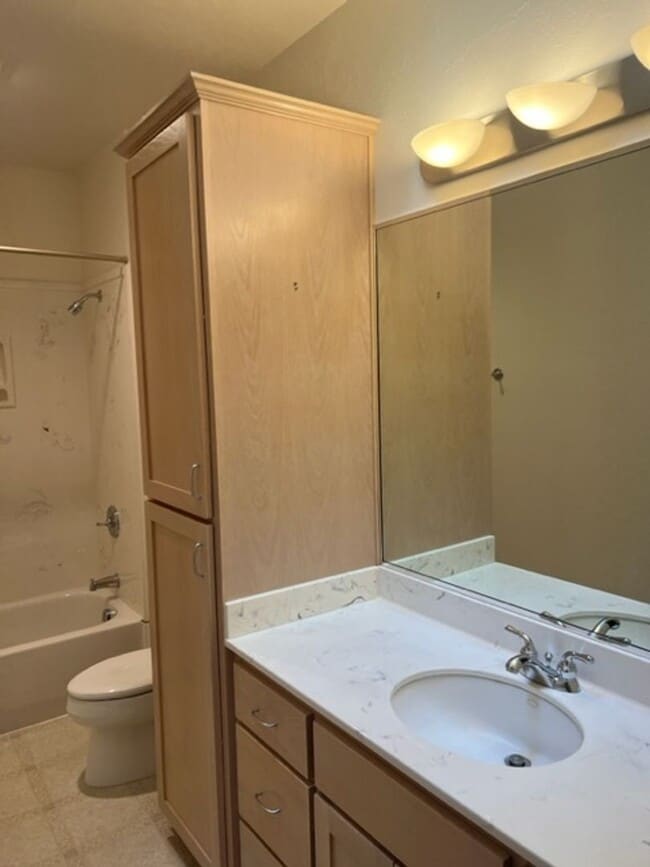 Building Photo - NEW TO MARKET, 3 BEDROOM EAST MEDFORD HOME