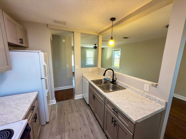 Building Photo - Great 3 Bedroom Rental Home Available