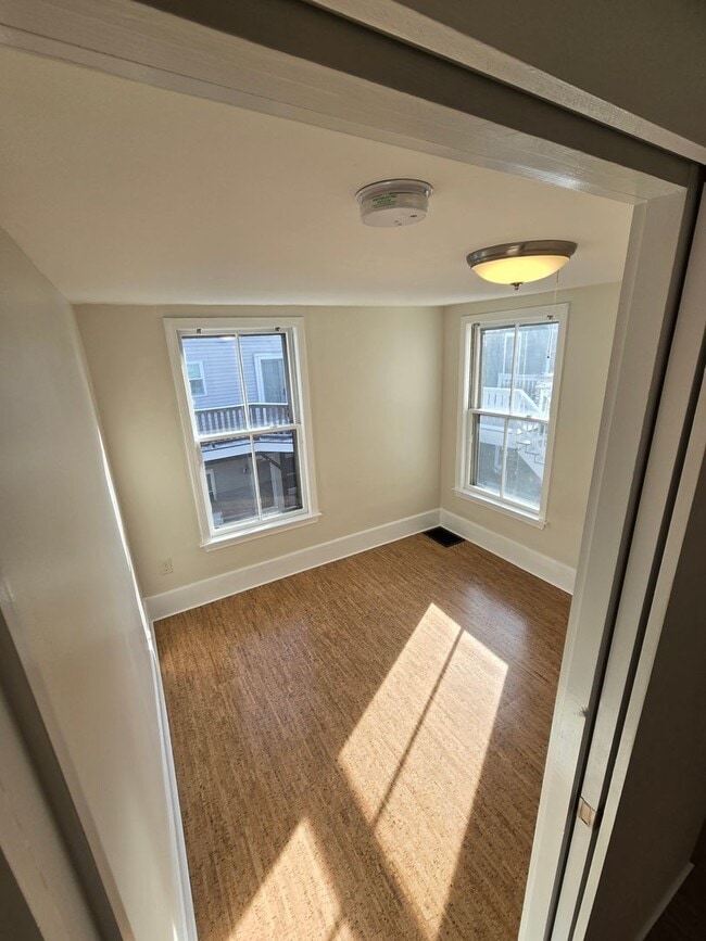 Building Photo - 18 School St