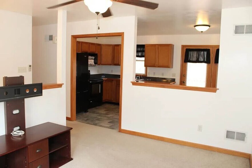 Building Photo - 35 Catalpa Dr